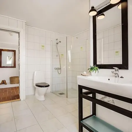 Central, Spacious Apartment *